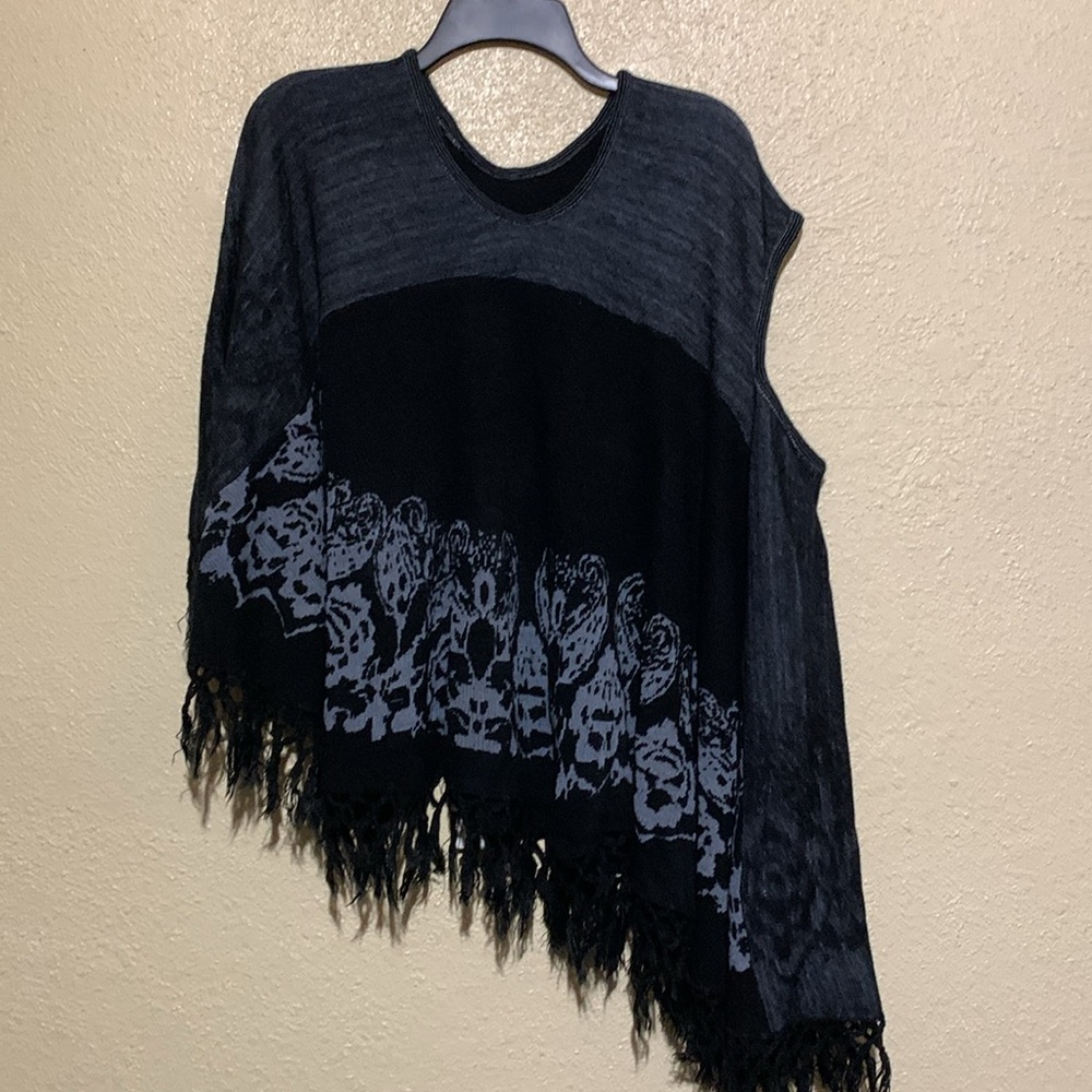 G Poncho Cape Sweater OS NWT Black Gray Floral Stretchy Pullover One Arm Acrylic